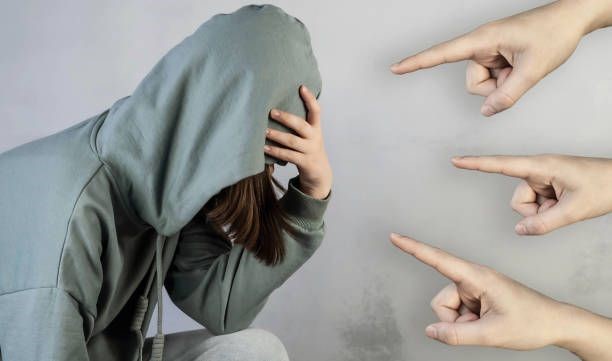 Personne qui se cache la tête sous une capuche